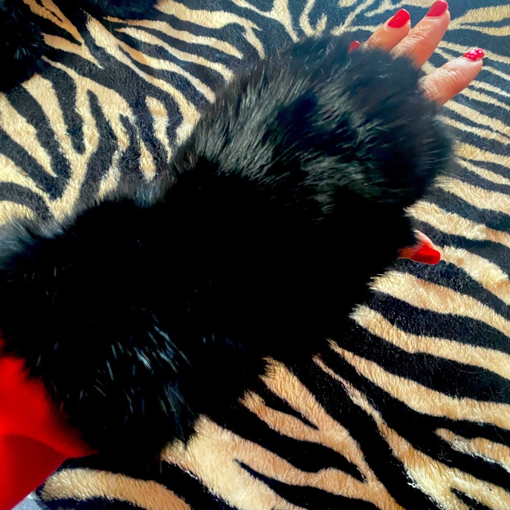 Black faux fur fingerless gloves, super soft and warm. 🖤
